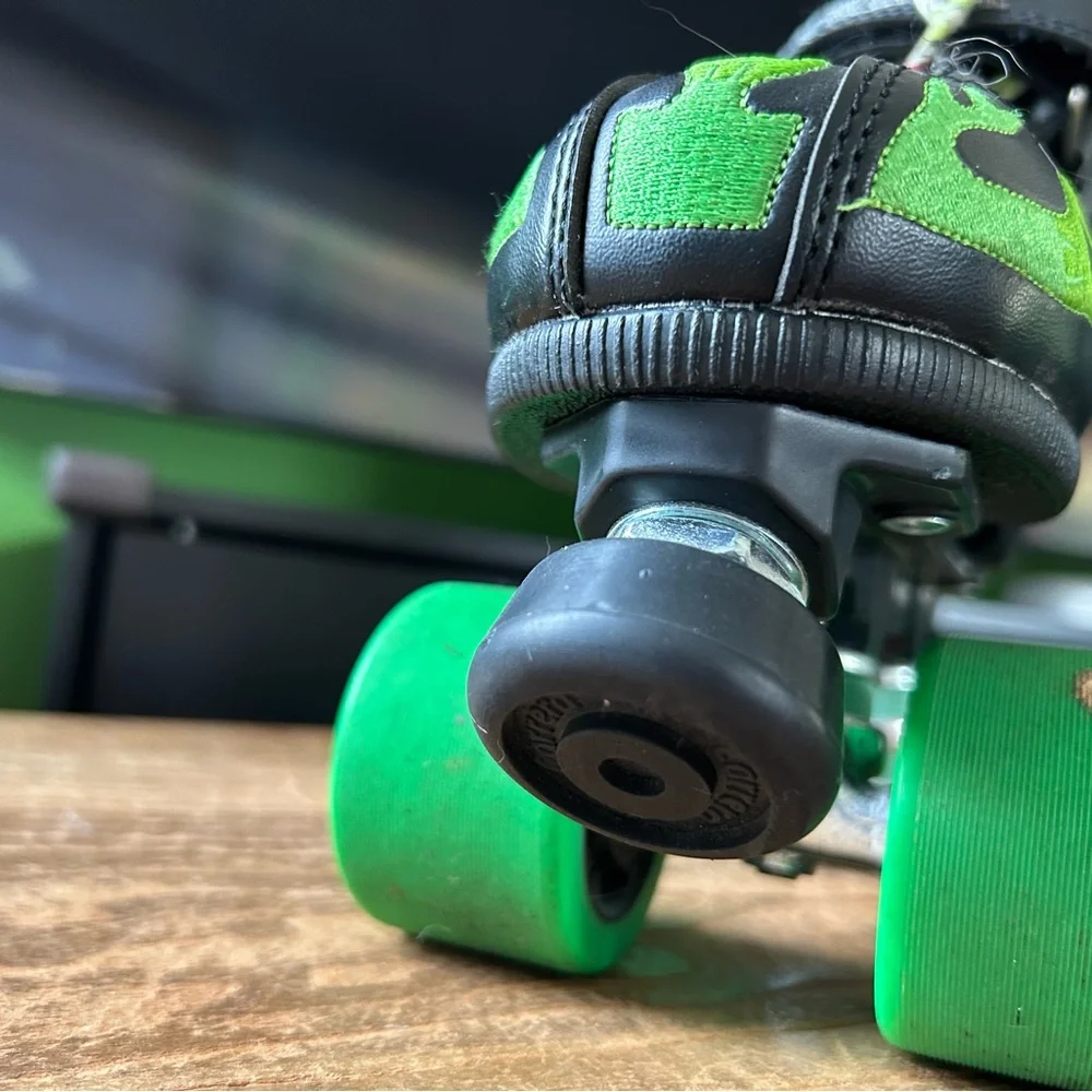 Stylish Black and Green Roller Skates - Picture 3 of 10